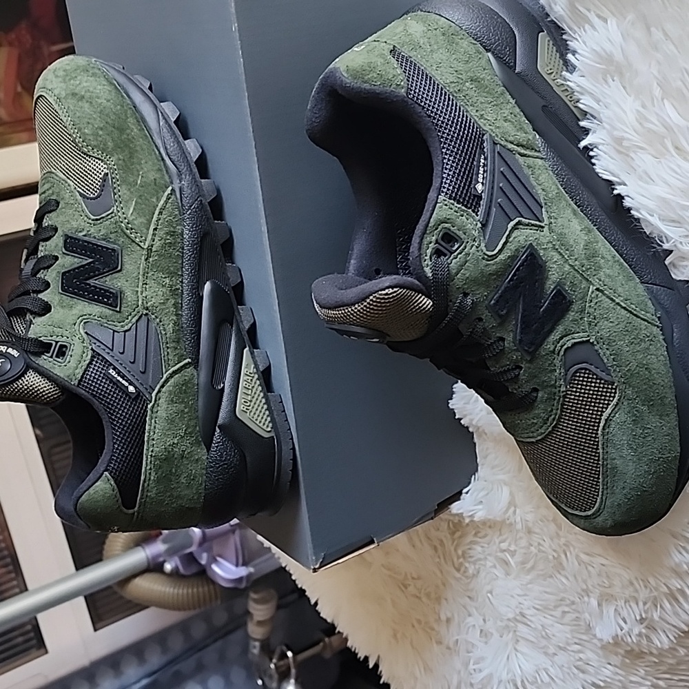 New Balance Women's 580 Gore-tex Olive and Black Sneakers
